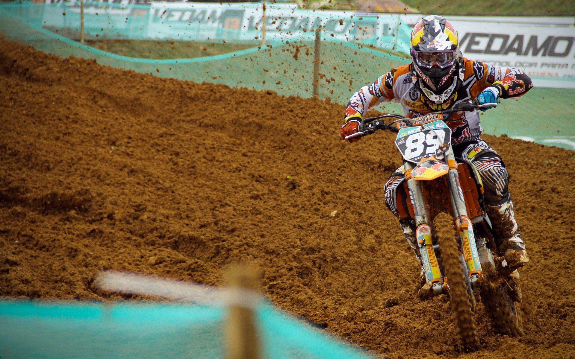 技术裁定胜负,VAR精准显示迪亚斯肩膀未越位,进球有效!